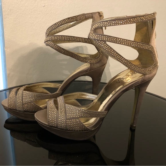 Isadora embellished heels size 8 - Picture 2 of 6